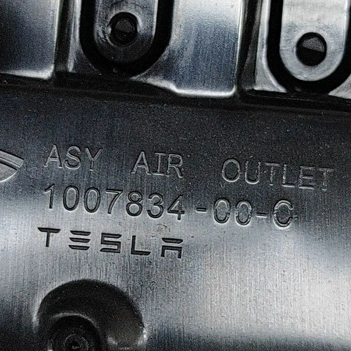 Tesla Model X (2015 - 2021) 100783400C Воздушная решетка панели — фото 5