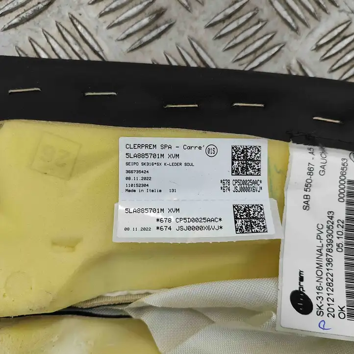 Skoda Enyaq iV (2020 - )  5LA885701M Боковая отделка у заднего сиденья (низ)