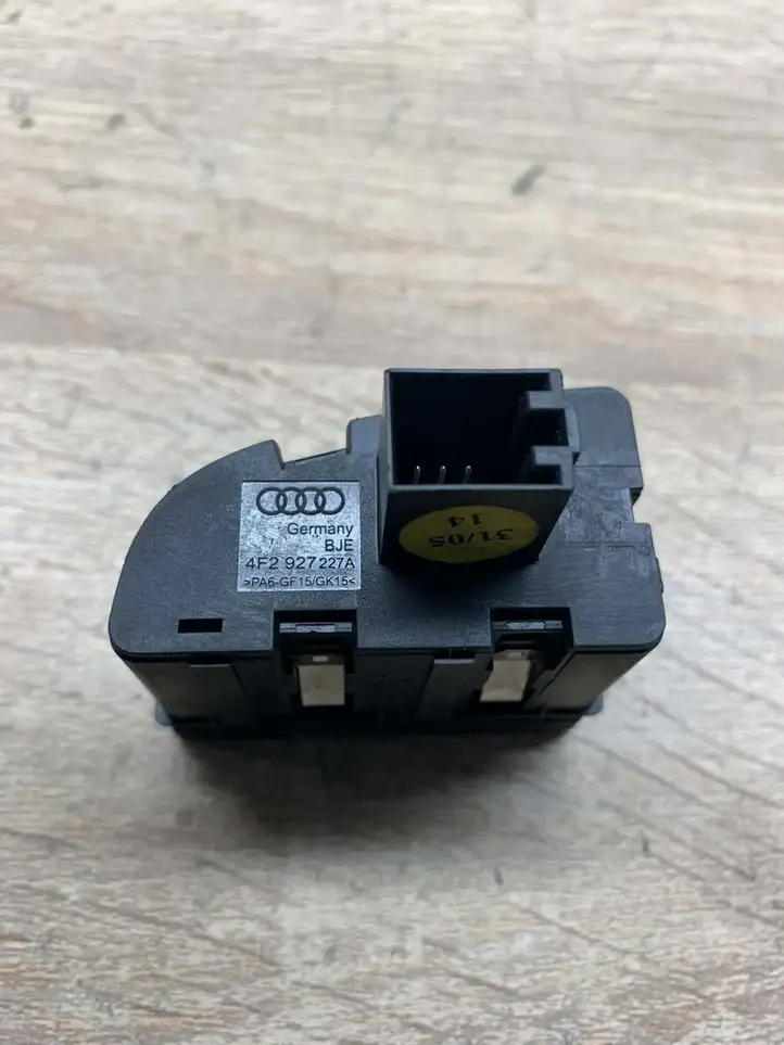 Audi A6 S6 C6 4F (2004 - 2008) 4F2927227A Кнопка бардачка — фото 4