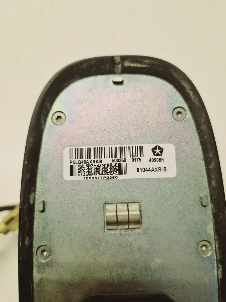 Jeep Cherokee (2013 - 2017) P5LQ48AXRAB GPS антенна — фото 9