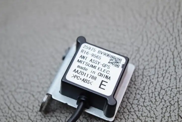 Nissan Juke I F15 (2010 - 2018) 25975BV90B GPS антенна — фото 9