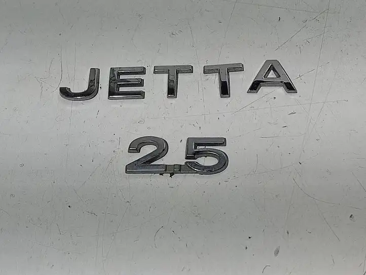 Volkswagen Jetta V (2005 - 2010) Эмблема производителя — фото 1
