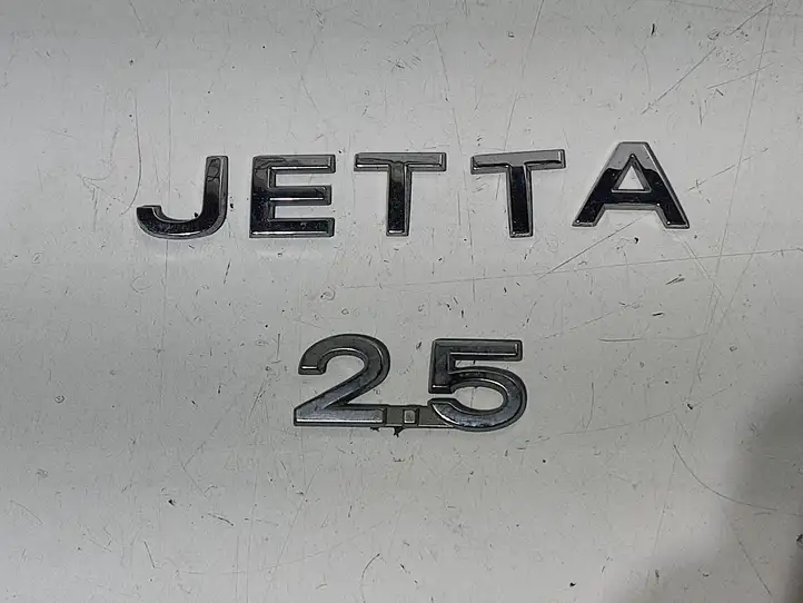 Volkswagen Jetta V (2005 - 2010) Эмблема производителя — фото 2