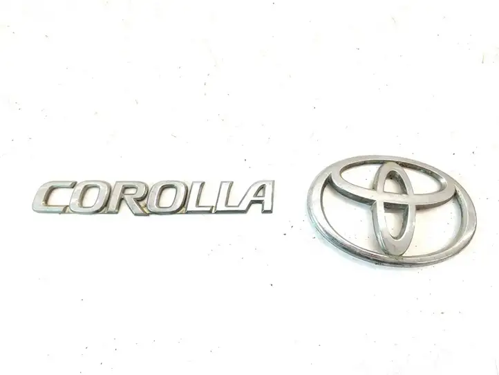 Toyota Corolla E120 E130 (2004 - 2007) 3280T010 Эмблема производителя — фото 1