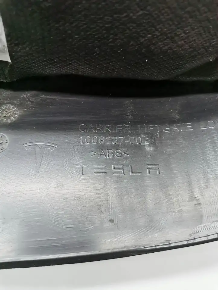 Tesla Model S (2016 - 2021) 1009237-00-E Обшивка багажника — фото 3