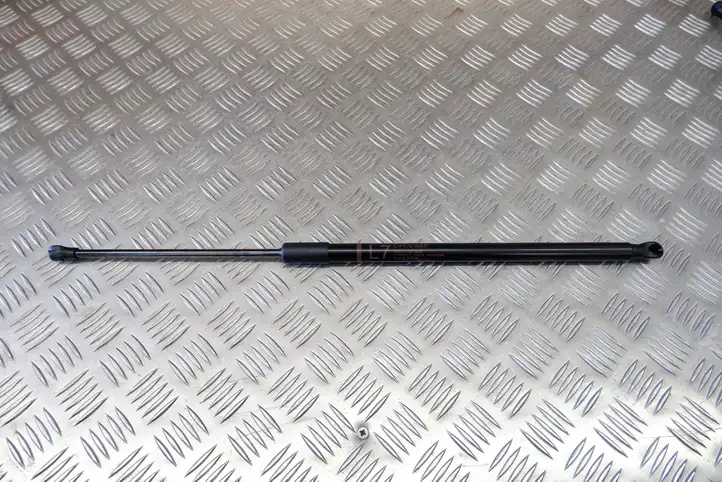 Toyota Yaris Cross (2020 - ) 689600D190 Амортизатор крышки багажника — фото 1