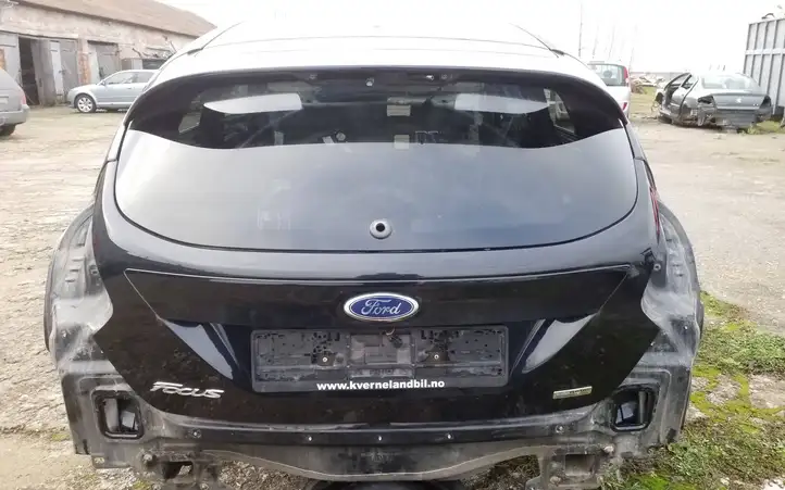Ford Focus (2011 - 2015) Крышка багажника — фото 1