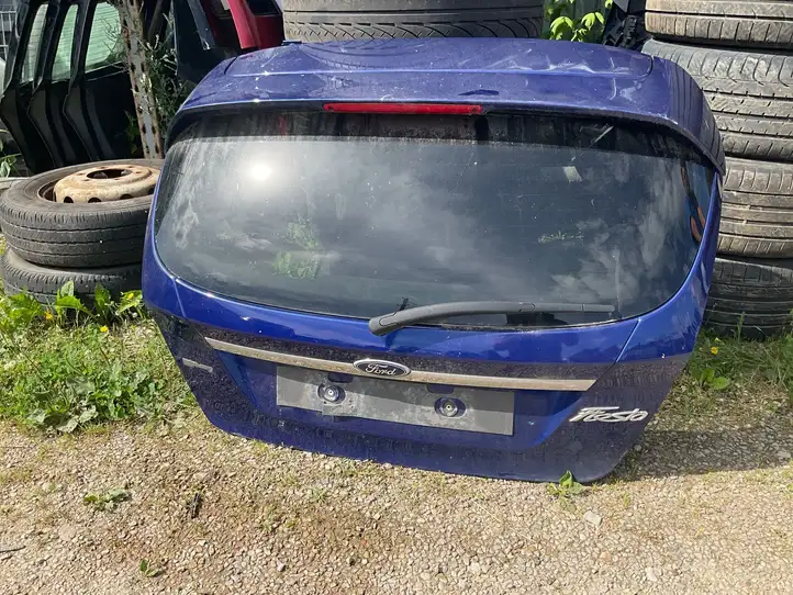 Ford Fiesta (2013 - 2017) Крышка багажника — фото 2