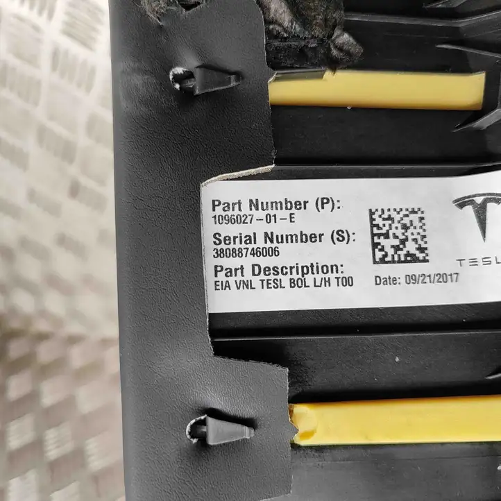 Tesla Model 3 (2017 - 2023) 109602701E Нижняя боковая отделка заднего сиденья — фото 6