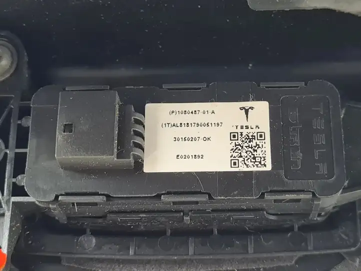 Tesla Model X (2015 - 2021) 105896935C Верхняя обшивка стойки B — фото 11