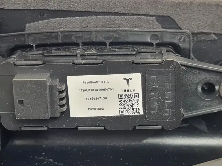 Tesla Model X (2015 - 2021) 105896949C Верхняя обшивка стойки B — фото 4