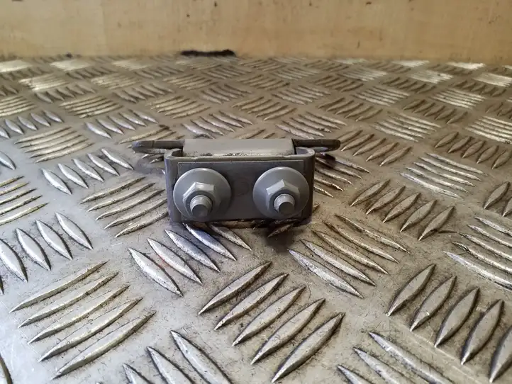 Петли крышки багажника — фото 2
