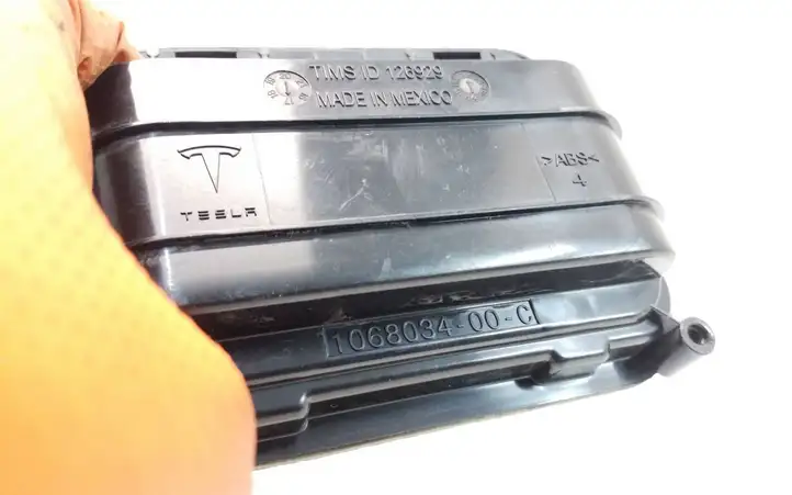 Tesla Model X (2015 - 2021) 106803400C Вентиляционная решетка кузова — фото 5