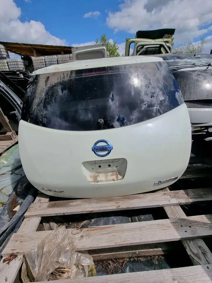 Nissan Leaf I (ZE0) (2010 - 2017) Крышка багажника — фото 1