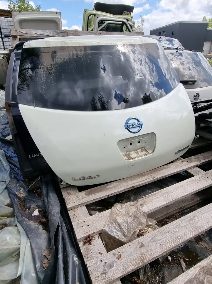 Nissan Leaf I (ZE0) (2010 - 2017) Крышка багажника — фото 2