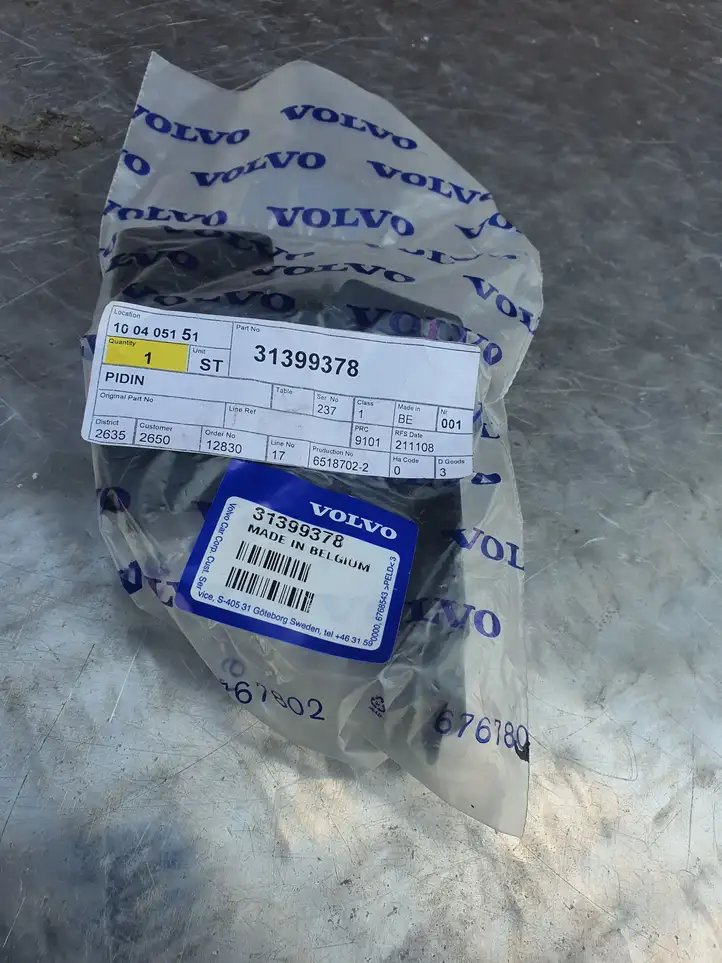 Volvo XC60 (2017 - ) 31323782 Кронштейн заднего датчика парковки — фото 1