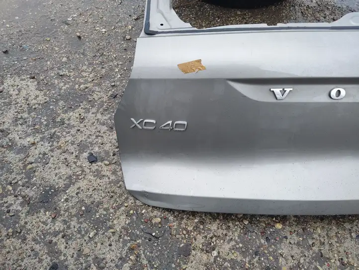 Volvo XC40 (2017 - ) Крышка багажника — фото 4