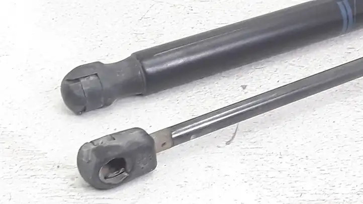 Opel Astra (2004 - 2009)  13122695 Амортизатор задней крышки