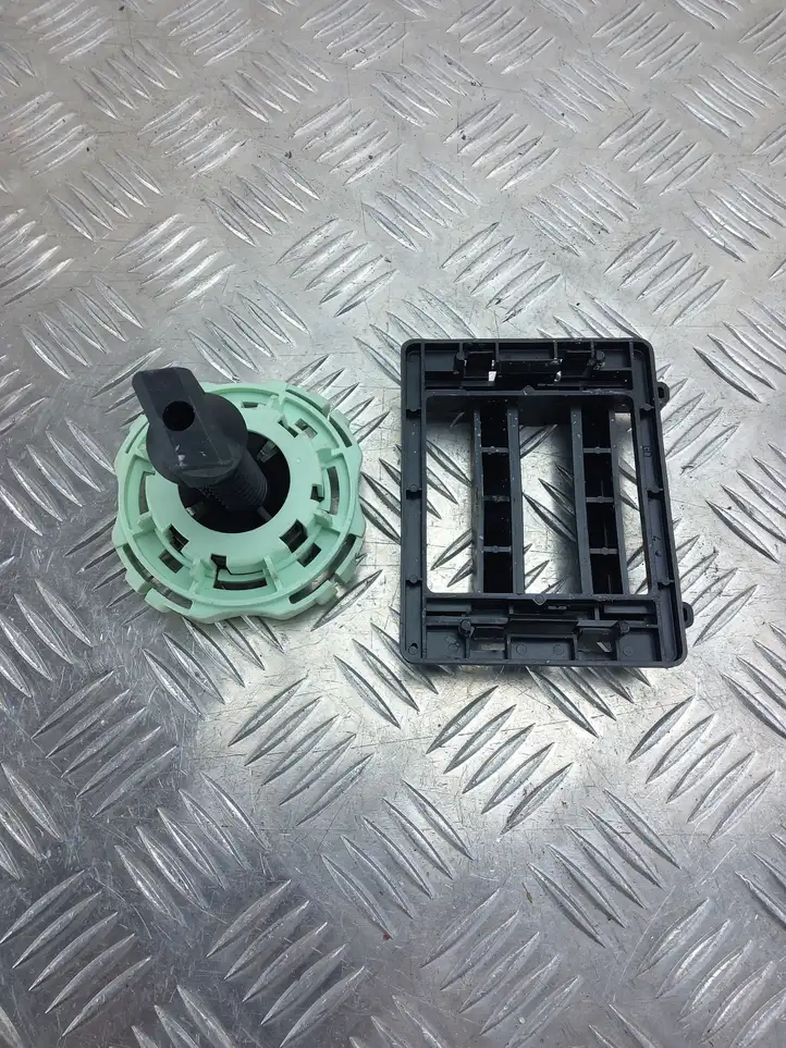 Peugeot 208 (2012 - 2015) Болт крепления запасного колеса — фото 4