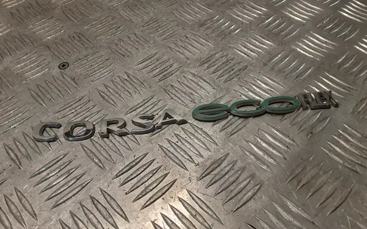 Opel Corsa D (2010 - 2014) Эмблема производителя — фото 1