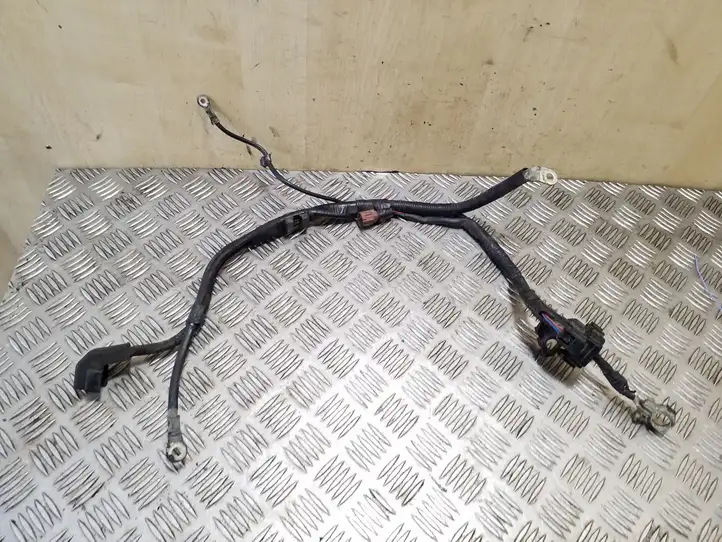 Subaru Outback (2009 - 2014) Плюсовой провод аккумулятора — фото 1