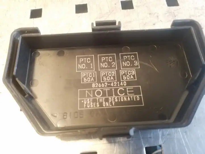 Toyota RAV 4 (XA20) (2000 - 2005) 8266242140 Крышка ящика предохранителей — фото 2
