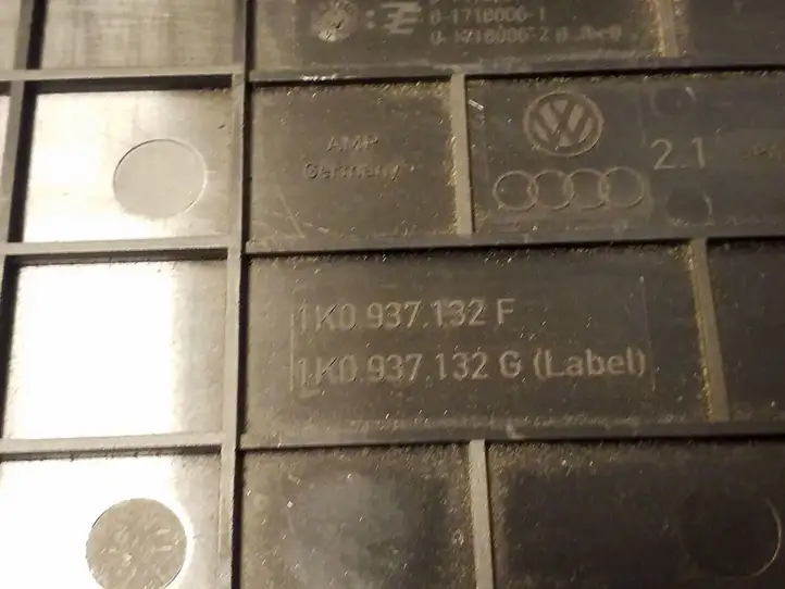 Volkswagen PASSAT B7 (2011 - 2014) 1K0937132F Крышка ящика предохранителей — фото 2