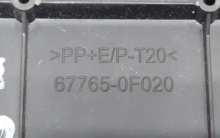 Toyota Verso (2009 - 2012) 677650F020 Крышка окна аварийного открытия — фото 3