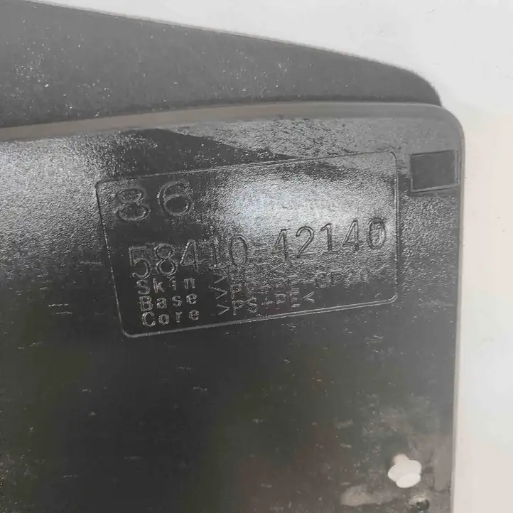 Toyota bZ4X   5841042140 Пол багажника