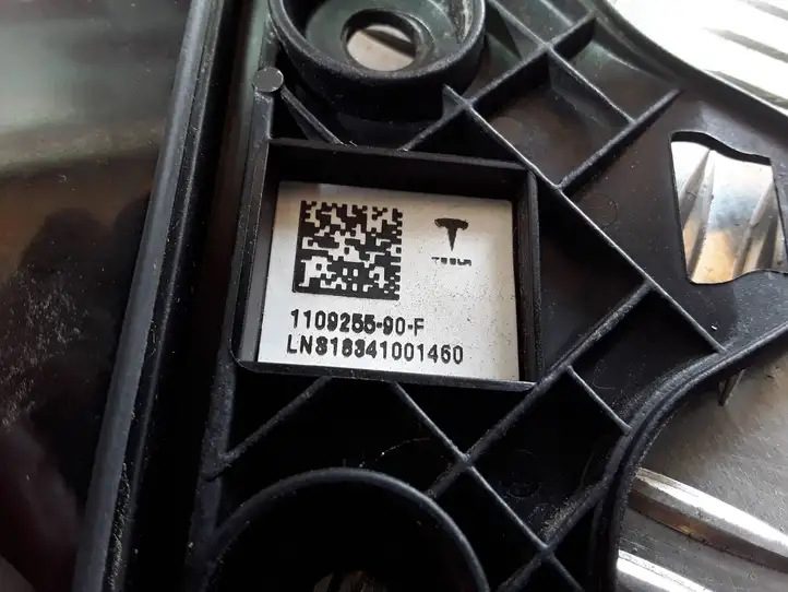 Tesla Model 3 (2017 - 2023) 110925590F Верхняя обшивка стойки B — фото 5