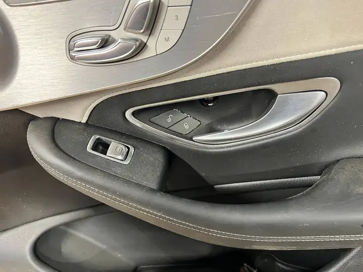 Mercedes-Benz C W205 (2014 - 2021) A2058205600 Обшивка передней двери — фото 3