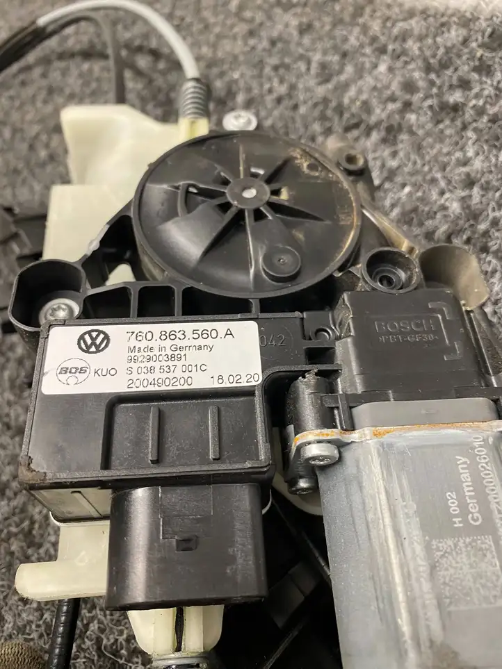 Volkswagen Touareg III (2018 - ) 760863560A Механизм шторки багажника — фото 3