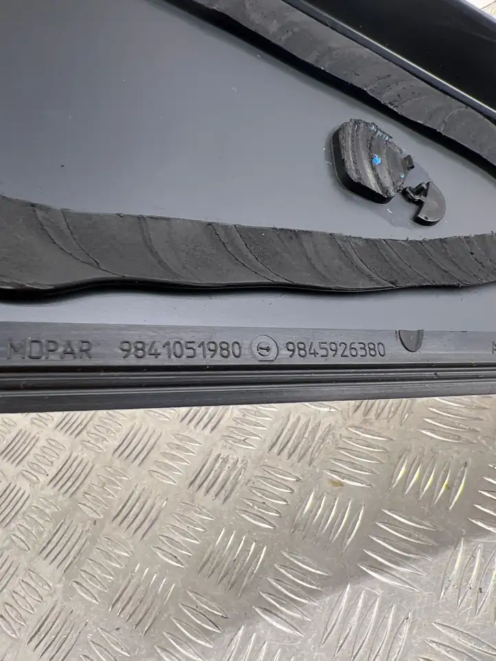 Peugeot 3008 III (2023 - ) 9841051980 Заднее боковое стекло — фото 6