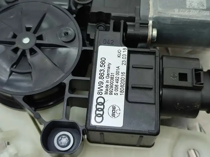Audi A4 S4 B9 (2015 - 2019) 8W9863560 Механизм шторки багажника — фото 8