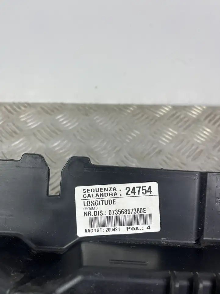 Jeep Compass (2017 - ) 07356857380E Облицовка радиатора — фото 6