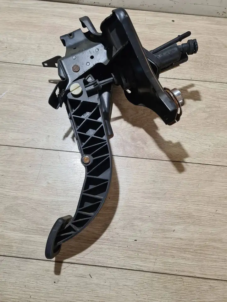 Volvo V70 (2007 - 2013) 31202190 Педаль сцепления — фото 2