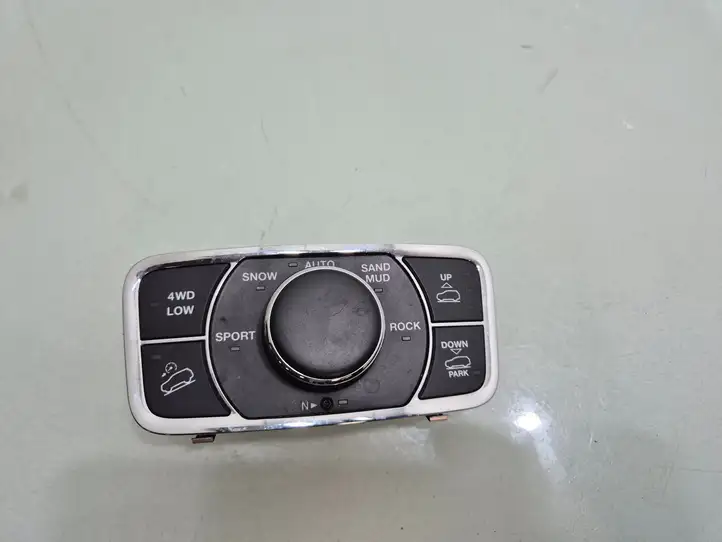Jeep Grand Cherokee (2010 - 2021) P56046233AC Включатель блокировки дифференциалов — фото 1