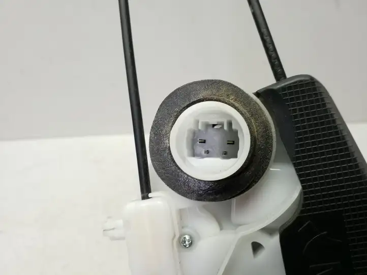 Toyota Prius Prime (2017 - ) Q5114110 Замок задней двери — фото 3
