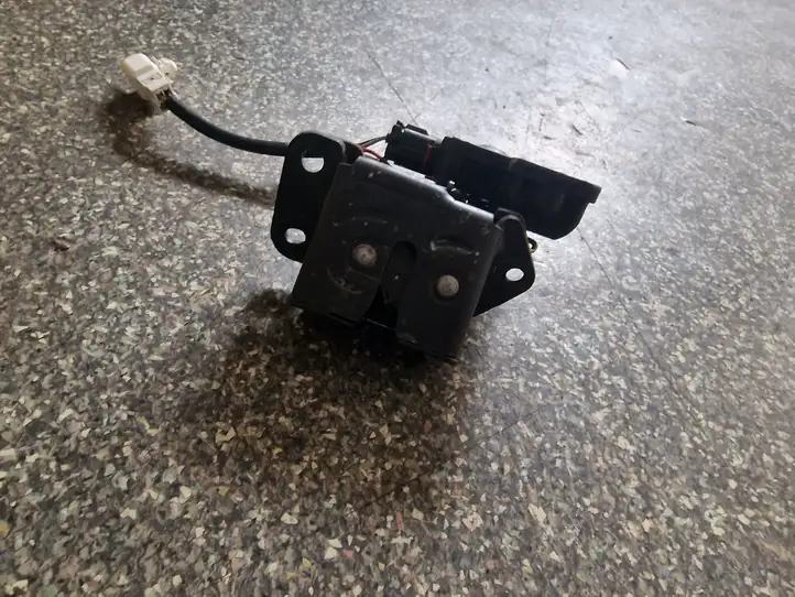 Toyota Corolla E120 E130 (2004 - 2007) Замок крышки багажника — фото 2