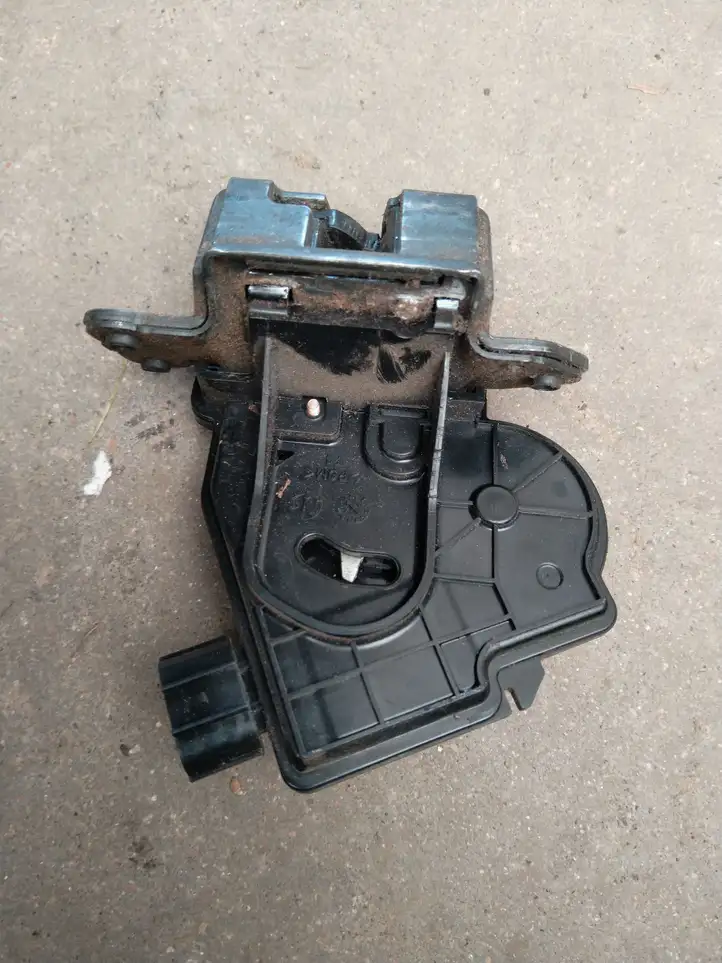 Toyota Verso (2012 - 2015) Замок крышки багажника — фото 1