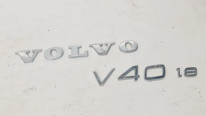 Volvo S40, V40 (2000 - 2004) Эмблема производителя — фото 1
