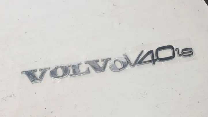 Volvo S40, V40 (2000 - 2004) Эмблема производителя — фото 2