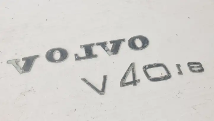 Volvo S40, V40 (2000 - 2004) Эмблема производителя — фото 3