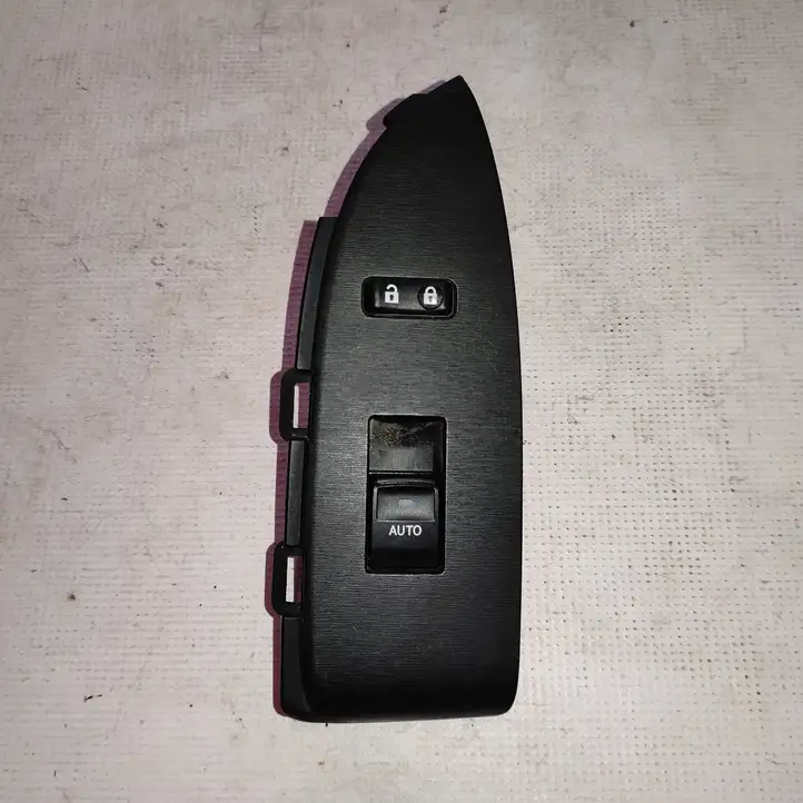Toyota Prius (XW30) (2009 - 2015) 7423147120 Накладка кнопки стеклоподъемника — фото 1
