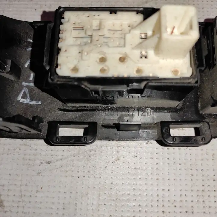 Toyota Prius (XW30) (2009 - 2015) 7423147120 Накладка кнопки стеклоподъемника — фото 2