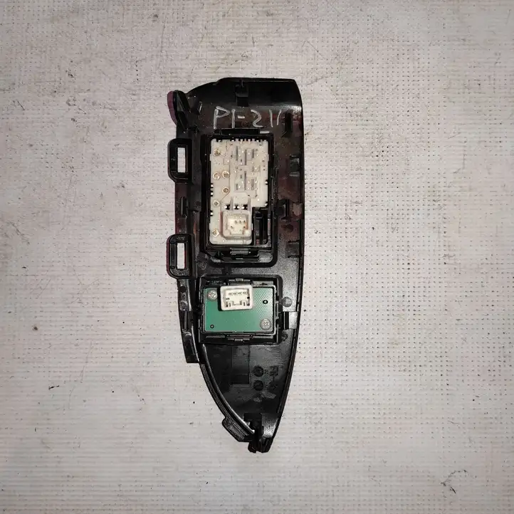 Toyota Prius (XW30) (2009 - 2015) 7423147120 Накладка кнопки стеклоподъемника — фото 3