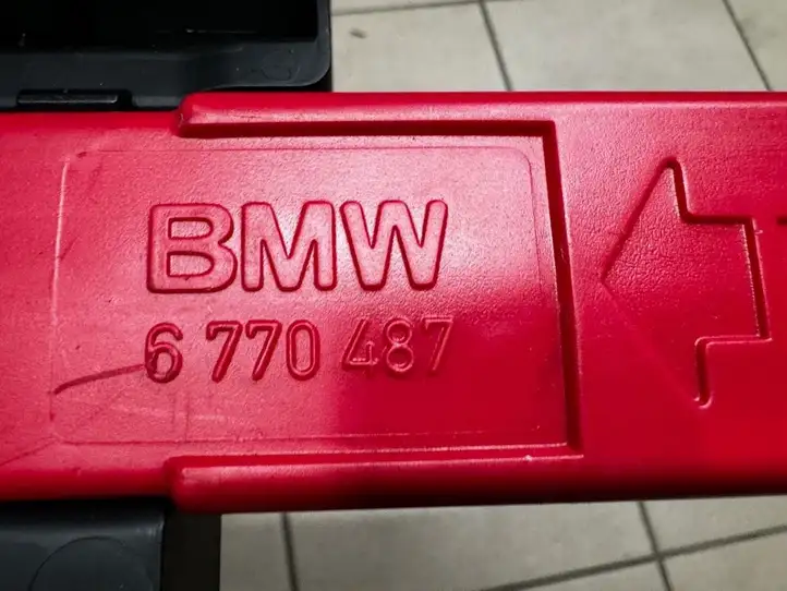 BMW 5 G30 G31 (2016 - ) 7383584 Держатель аварийного знака — фото 5