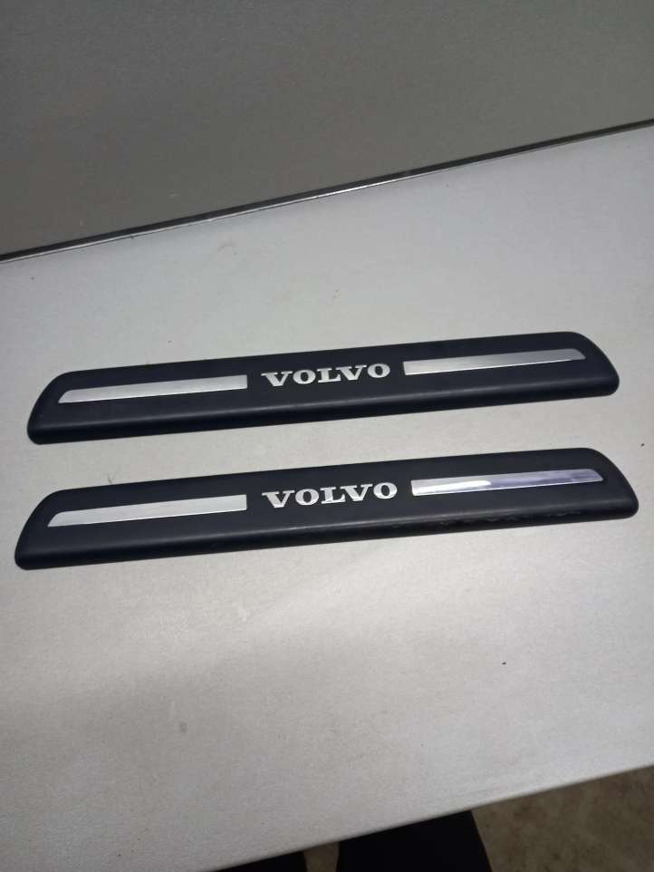 Volvo V50 Priekinio slenksčio apdaila (išorinė)