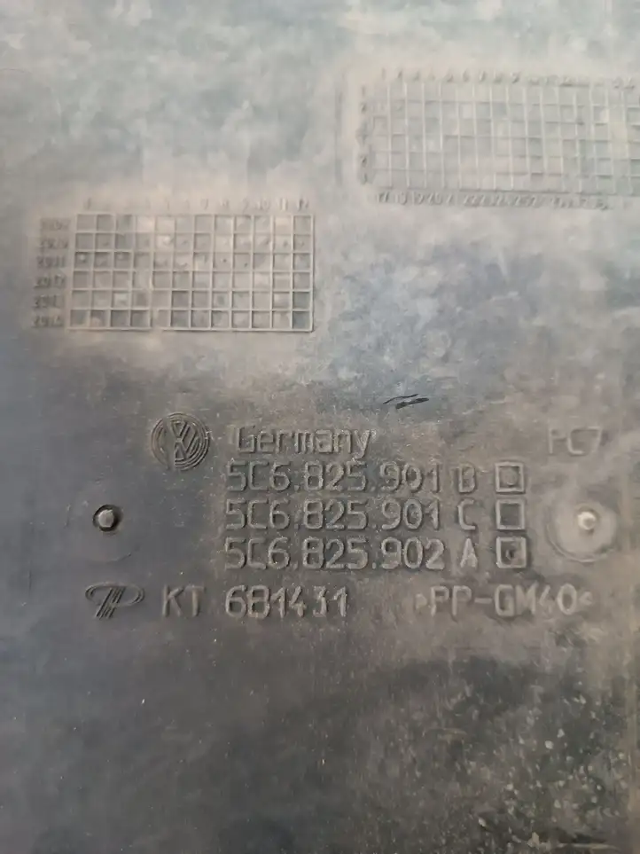 Skoda Yeti (5L) (2009 - 2012)  5C6825901B Защита двигателя