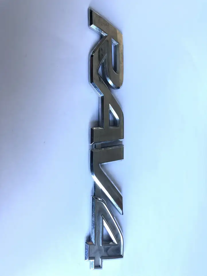 Toyota RAV 4 (XA40) (2012 - 2018) Эмблема производителя — фото 1